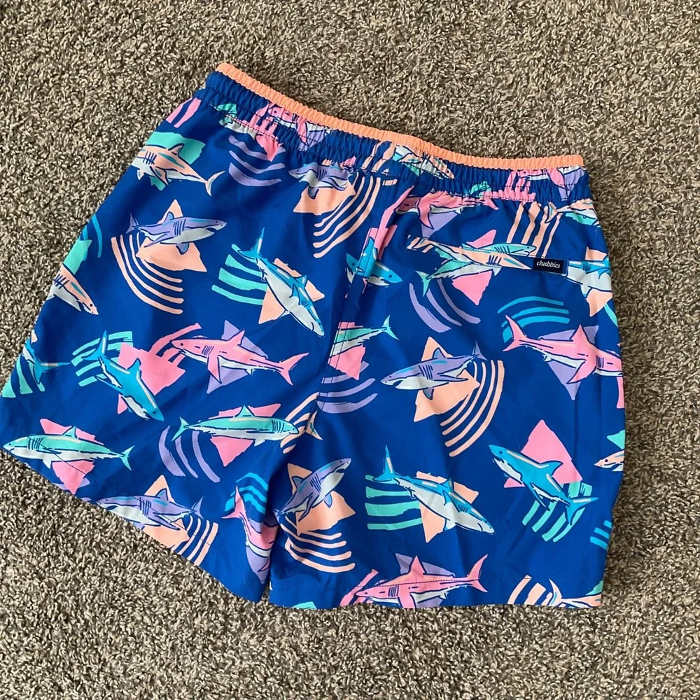 Chubbies Mens Medium 5.5 Inseam Swim Trunks Retro Shark Print Blue Board Shorts